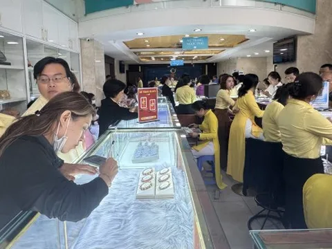 Giá vàng về sát 160 triệu đồng/lượng