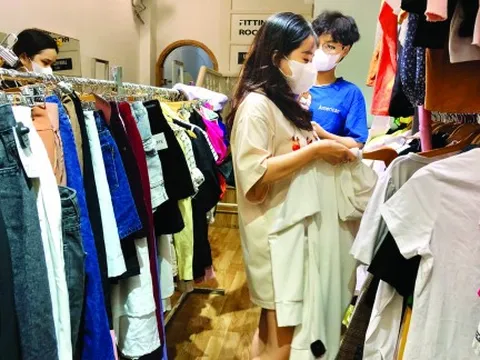 Một năm không mua quần áo mới: Tôi kiếm thêm bộn tiền từ quần áo cũ