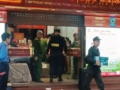 Cảnh sát thu giữ nhiều tài liệu tại cửa hàng vàng Bảo Tín Minh Châu