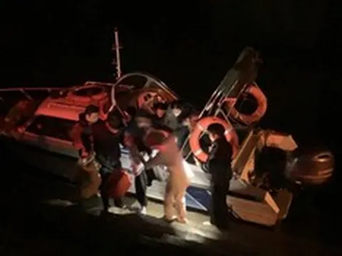 Nửa đêm, bác sĩ vượt biển cứu mạng 2 người