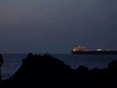 Iran soạn luật thu phí tàu qua eo biển Hormuz, châu Á chật vật trong cơn ‘khát’ dầu