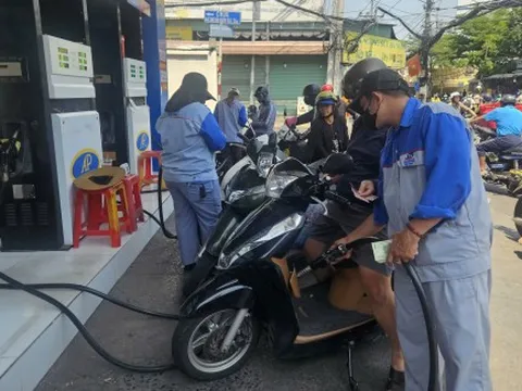 Xăng RON95 lên gần 34.000 đồng/lít, dầu hỏa vượt 40.000 đồng/lít