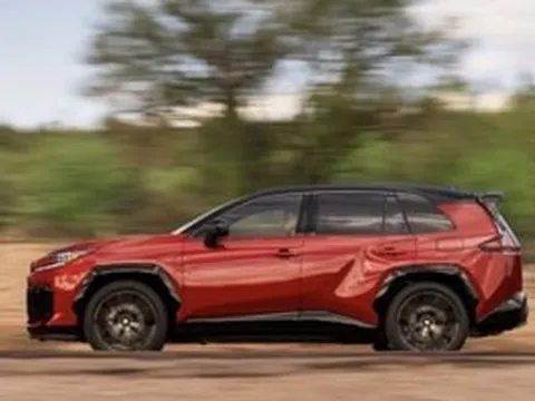 Chuyện lạ tại đại lý Toyota: Vừa trình làng mẫu hybrid 2026 mới, khách hàng lại đi vét sạch hàng tồn kho bản chạy xăng vì một lý do