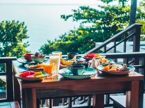 Lương 70 triệu/tháng, chàng trai vẫn 'khốn đốn' khi du lịch với bạn gái xinh đẹp