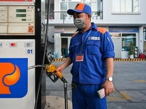 Lý giải nguyên nhân giá xăng giảm gần 10.000 đồng chỉ trong 2 ngày