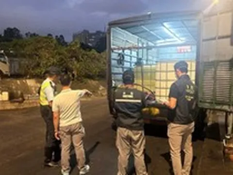 Kiểm tra bất ngờ, phát hiện xe tải chở 8.000 lít xăng dầu trái phép, công an lập tức vào cuộc