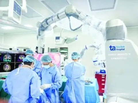 Việt Nam lần đầu tiên có phẫu thuật thay khớp bằng robot AI, được cơ quan Mỹ công nhận