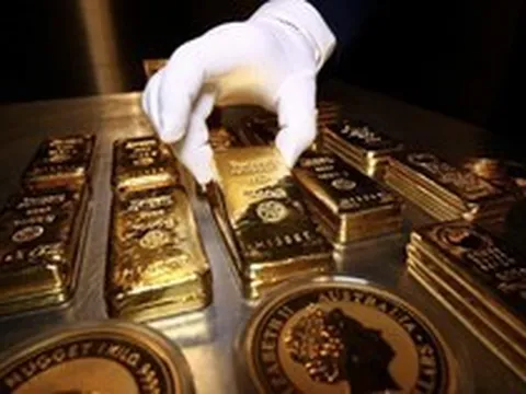 Giá vàng vượt mốc 4.500 USD/oz, một thế lực "xả kho" hàng tấn vàng