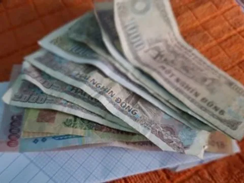 Mở chiếc phong bì viếng cha, các con lặng người khi đọc mẩu giấy bên trong