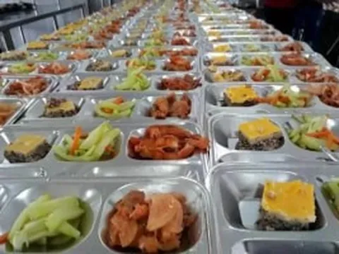 Vụ thịt lợn dịch vào trường học: Thấy gì về thị trường suất ăn tỷ USD tại Việt Nam?