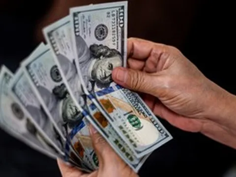 Tỷ giá USD hôm nay 1/4: USD mất đà, ngân hàng vẫn tăng giá bán ra