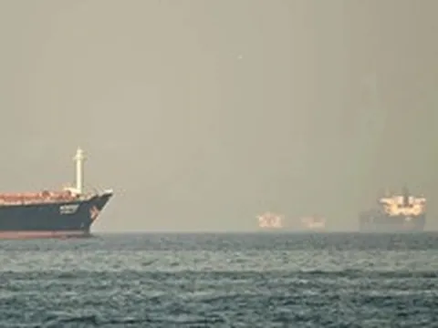 Treo cờ Pakistan, các đoạn code bí mật, thanh toán bằng nhân dân tệ hoặc stablecoin - hé lộ cách Iran vận hành 'trạm thu phí Hormuz'