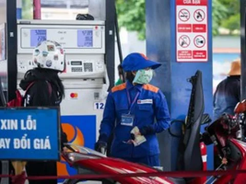 Người Lào mất 1/3 ngày lương, Campuchia hơn 1/5 để mua 1 lít xăng: Con số tại Việt Nam gây bất ngờ
