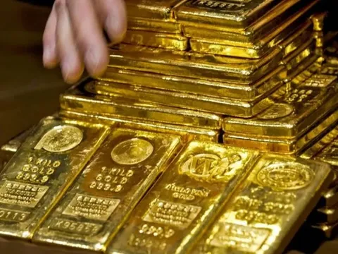 Giá vàng hôm nay (2/4): Giá vàng SJC và nhẫn tiếp đà lao dốc, ngược chiều với giá thế giới