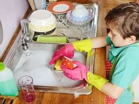 Từ 16/5: Bắt trẻ em làm việc nhà quá sức có thể bị phạt 30 triệu đồng, đăng clip trẻ để câu view xử nặng hơn