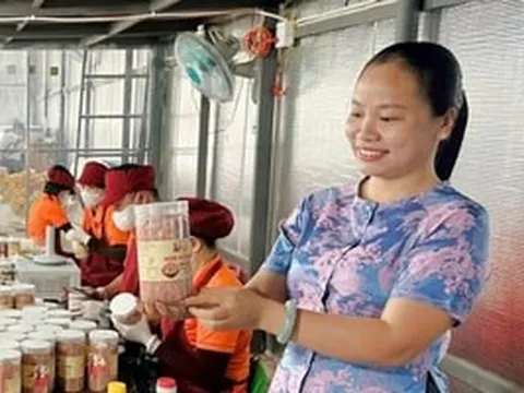 Bỏ công việc văn phòng 8 tiếng đằng đẵng/1 ngày, 9X về quê bán mặt hàng ai cũng có thể dùng, doanh thu gần 1,5 tỷ mỗi năm và giúp được 10 người