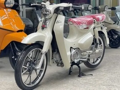 Chiếc Honda Super Cub với ngoại thất đặc biệt xuất hiện tại Hà Nội, giá cao hơn SH, gần bằng một chiếc ô tô
