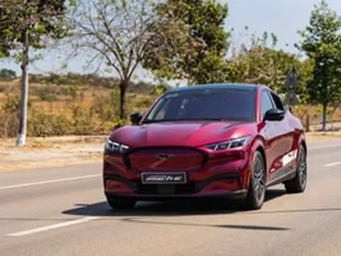 Cơ hội ngàn năm có một cho khách Việt: Mustang Mach-E giảm gần 1 tỷ, miễn phí sạc 5 năm, hỗ trợ khẩn cấp 24/7