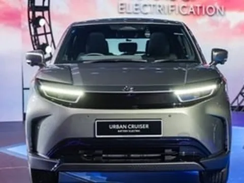 Kiên quyết ‘so kè’ đến cùng với Mazda CX-5, Toyota vừa ra mắt mẫu SUV điện thiết kế lai với Camry, pin đã xứng tầm: Giá có 'rẻ như cho' không?