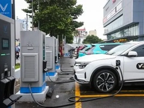 Xe nhập ồ ạt nhưng vì sao trạm sạc xe điện ngoại vẫn là ‘bài toán khó’ ở Việt Nam?