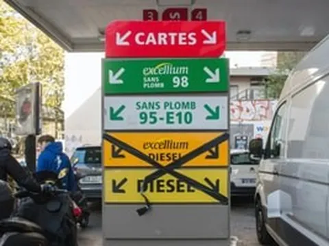 Giá diesel tăng sốc: Châu Âu bị 'rút xương sống' giao thông, có nước dè sẻn từng giọt dầu