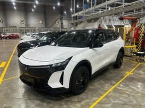 Hình ảnh VinFast VF 7 All-New tại nhà máy với thiết kế thể thao vượt bậc