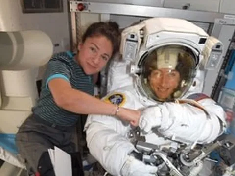 Lên vũ trụ, phụ nữ 'chịu thiệt' hơn đàn ông? Sự thật ít người biết phía sau các sứ mệnh không gian