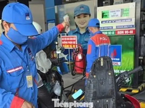 Giá xăng dầu tăng cao, vì sao chiết khấu có lúc 0 đồng?