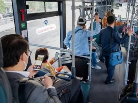 Phía sau những chuyến xe bus: Hạnh phúc tự thân của cặp đôi hưu trí 'tích tiểu thành đại'
