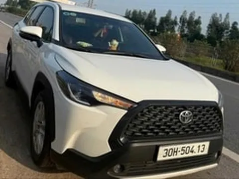 Vụ Corolla Cross bung túi khí khi chạy cạnh xe tải nổ lốp: Phản ứng của chủ xe khi nghe Toyota Việt Nam giải thích