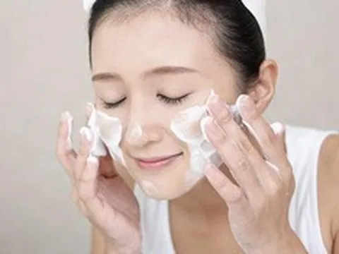 Rửa mặt kiểu này mỗi ngày, da bạn đang già đi nhanh chóng