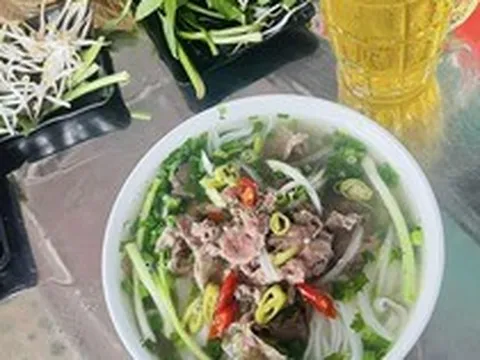 Giá tô phở tăng 10.000 đồng, chủ quán lời thêm hay chỉ ‘gồng lỗ’?