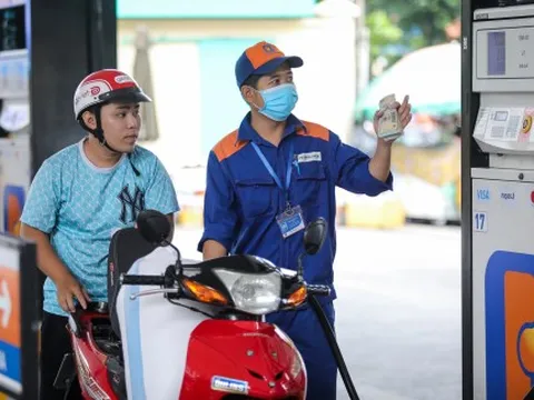 Giá xăng giảm còn hơn 23.000 đồng/lít