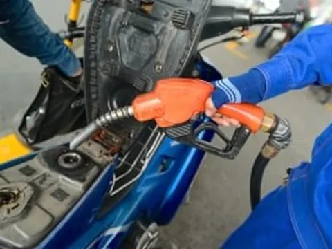 Giá dầu diesel hạ gần 10.000 đồng/lít từ 15h30 chiều nay