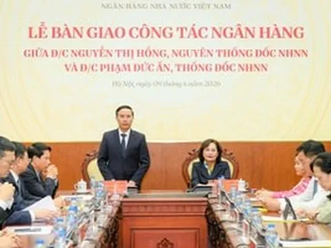 'Chuyển giao quyền lực' tại NHNN: Phó Chủ tịch Quốc hội Nguyễn Thị Hồng bàn giao, tân Thống đốc NHNN Phạm Đức Ấn tiếp quản 'ghế nóng'
