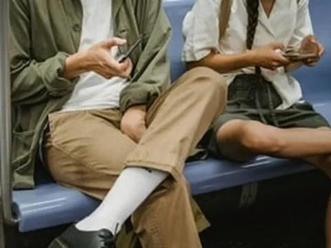 'Nhìn trộm màn hình điện thoại': Thú vui thầm lặng của nhiều người nơi công cộng