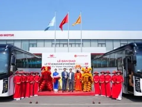 Lô 10 xe bus KIMLONG99-N47 cập bến Sài Gòn Việt: Nước cờ đón đầu mùa cao điểm du lịch