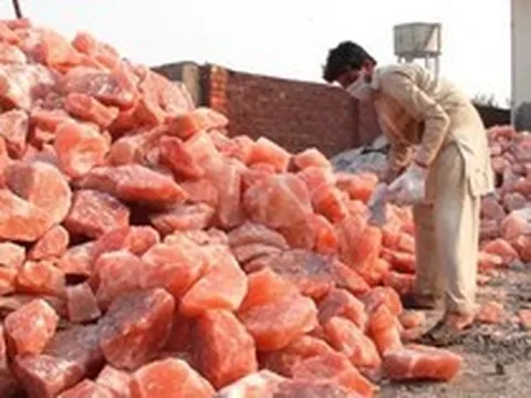 Một loại muối từ Himalaya được cả thế giới săn đón - xem cách khai thác mà nhiều người không tin vào mắt mình