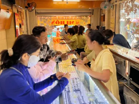 Giá vàng giảm gần 1 triệu đồng/lượng