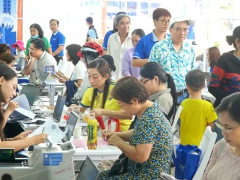 Vé bay đắt, du khách tự đi gần hoặc mua tour ngoại