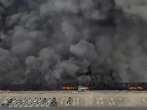 Gara cao tầng của gã khổng lồ xe điện chìm trong biển lửa, hàng loạt xe biến thành sắt vụn