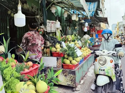 Nắng gắt, quán nước vẫn ế khách