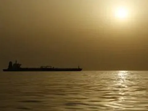 Eo biển Hormuz gần như tê liệt sau lệnh phong tỏa của Mỹ, một tàu chở dầu vẫn 'ung dung' đưa 450.000 thùng dầu rời vịnh Ba Tư