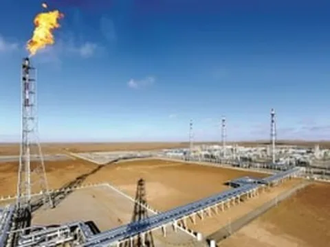 Nằm sâu 5.000 mét dưới sa mạc khắc nghiệt, túi khí khổng lồ này đang khiến các siêu cường kinh tế phải khao khát