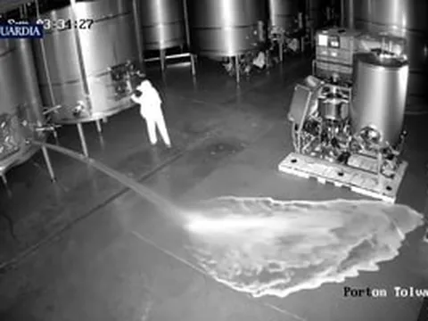 Mất việc, nữ nhân viên nhà máy rượu xả sạch 60.000 lít vang cao cấp xuống sàn