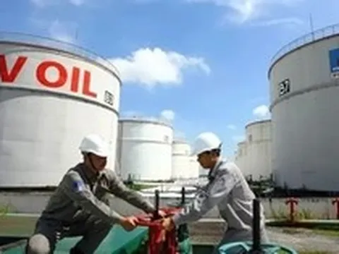 Tiền nhập xăng dầu tăng tới 200% trong nửa đầu tháng 4