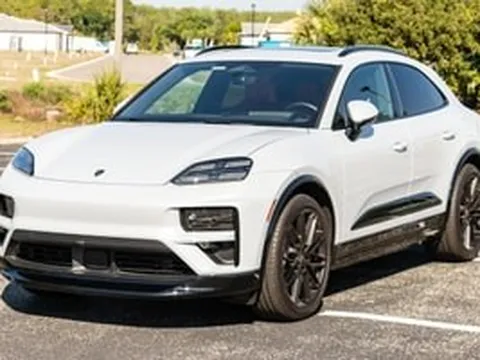 Đi 2.400 km, Porsche Macan thuần điện bốc hơi hơn 840 triệu đồng sau 1 năm