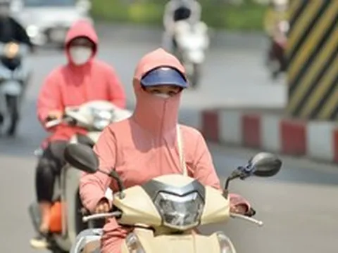 Nắng nóng kéo dài: Chuyên gia cảnh báo những điều không nên bỏ qua để bảo vệ sức khỏe "vàng"