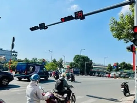 Từ năm 2026, dừng đèn đỏ kiểu này có thể bị phạt tới 22 triệu đồng, trừ điểm GPLX
