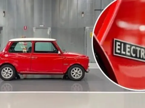 Nếu bạn thấy 1 chiếc xe từ thời xa xưa đang cắm sạc điện thì cũng đừng giật mình